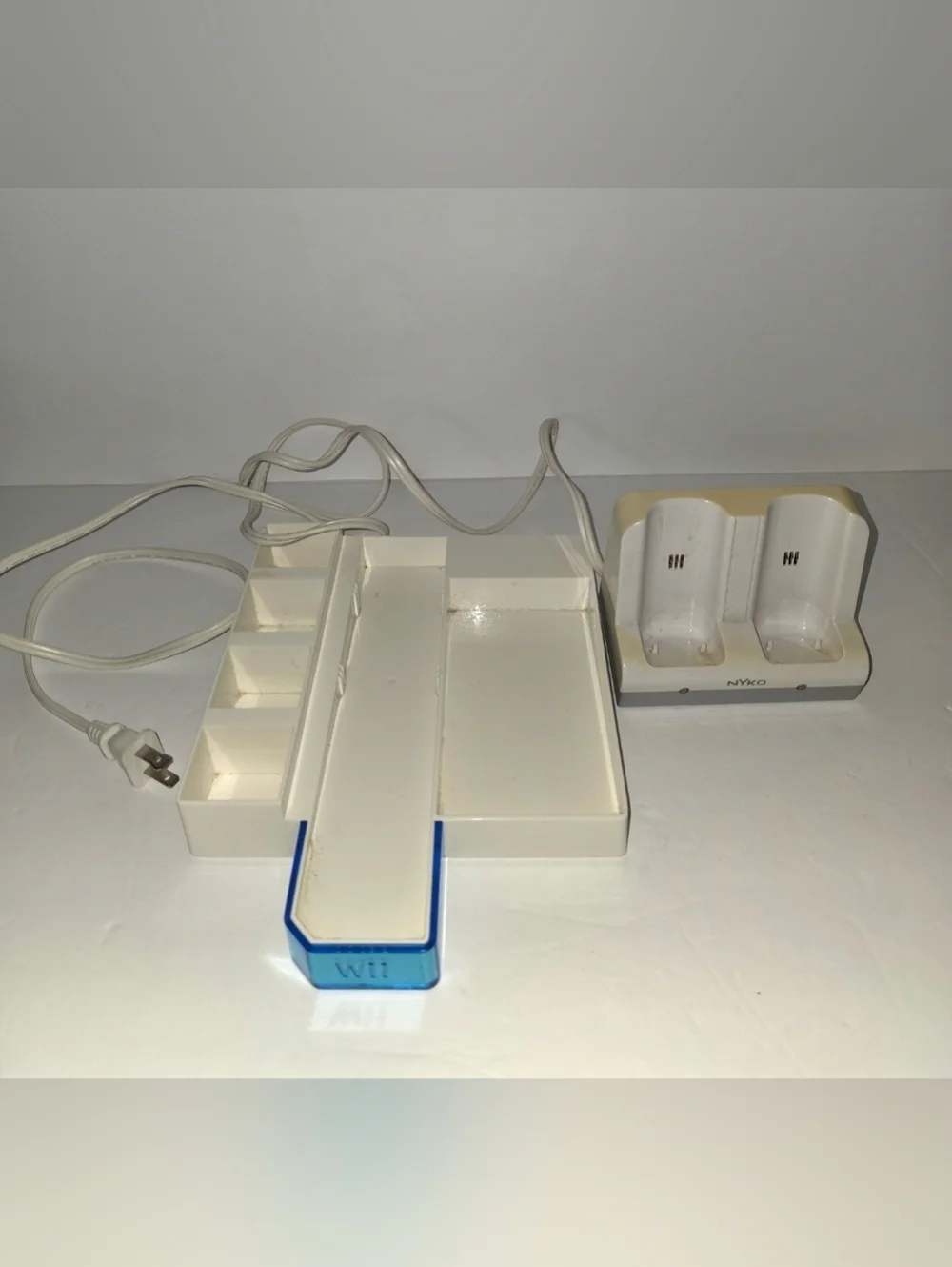 Vintage Nintendo Wii Charging Dock With Remote Charger Stand Tray Bundle